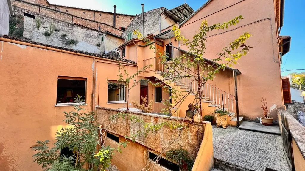 Aed - Historic Townhouse with Courtyard in Fabriano