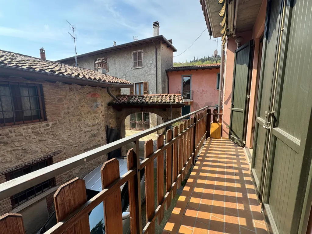 Balcony - Independent House with Private Courtyard in Gavardo