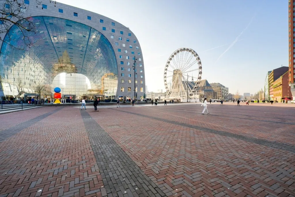 3-Bedroom Gallery Flat with City View in Rotterdam