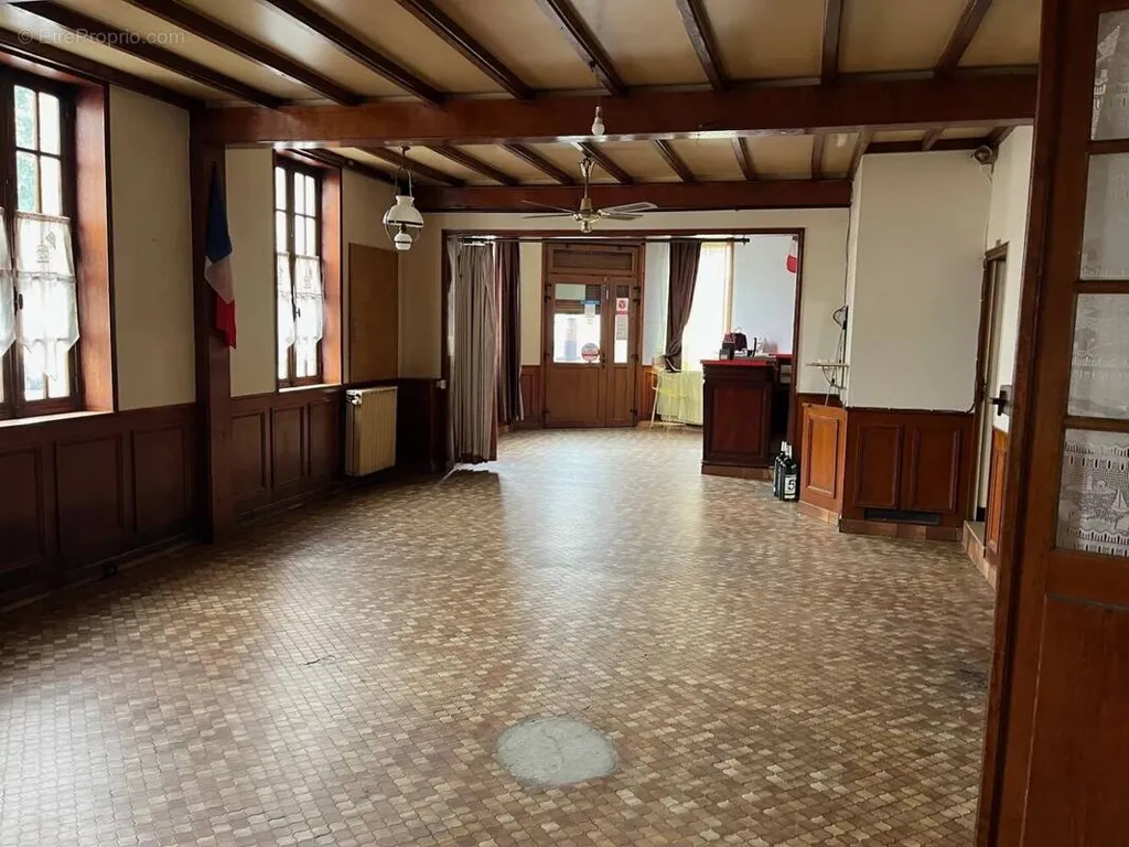 Séjour - Grande Salle de Restaurant avec Cour à Saint-Acheul