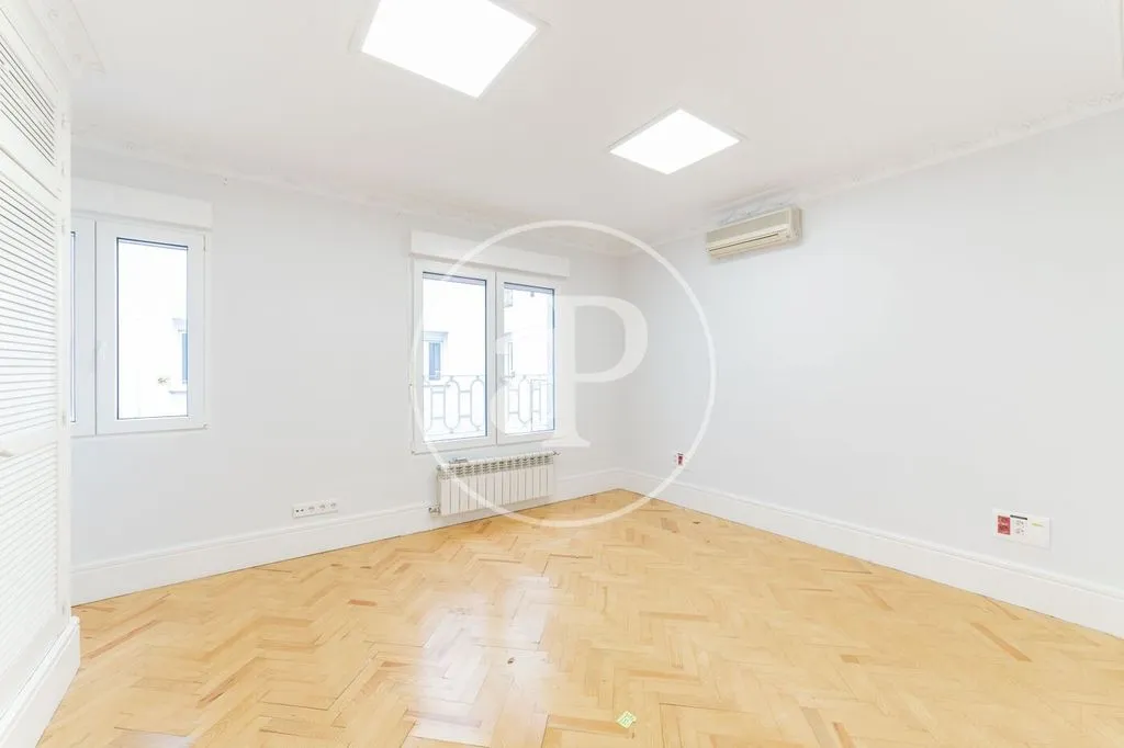 Rooms - Luxury Apartment with Classic Façade in Madrid
