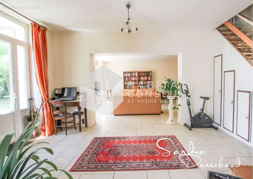 Séjour - Maison en Pierres avec Jardin à Bourg