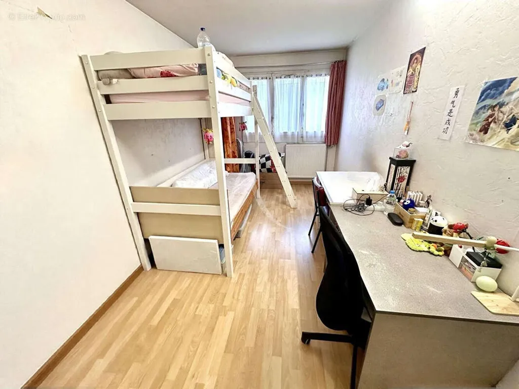 Magamistoad - 3-Bedroom Garden-Level Flat in Lognes