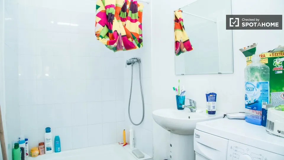 Salles de bain - Shared Room in Vibrant Raval, Barcelona