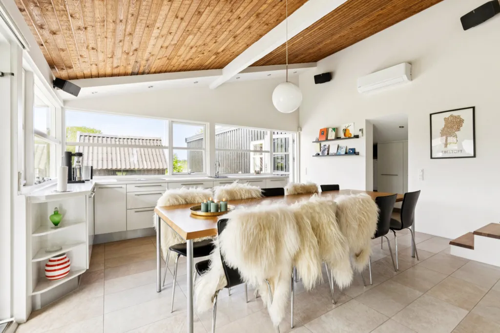 Söögituba - Vacation House with Waterfront View in Elsegårde