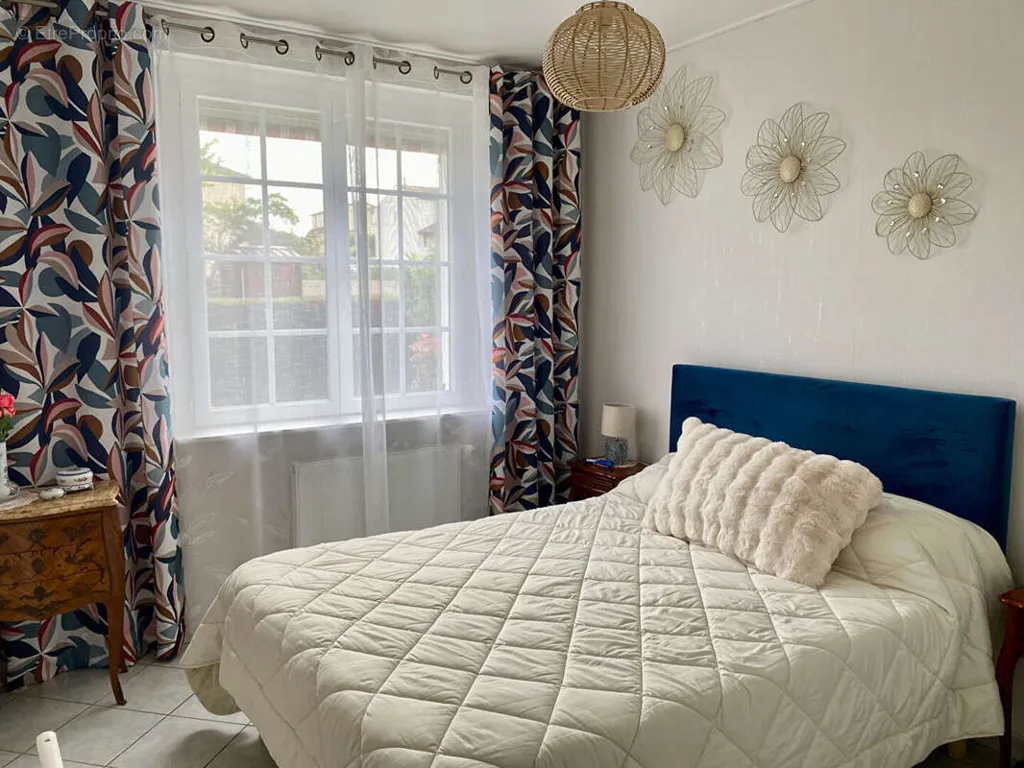 Chambres - Maison Rénovée au Calme avec Jardin à Gueugnon