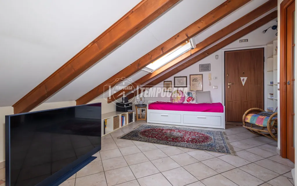 Pièces - 5-Bedroom Apartment with Double Garage in Chieri