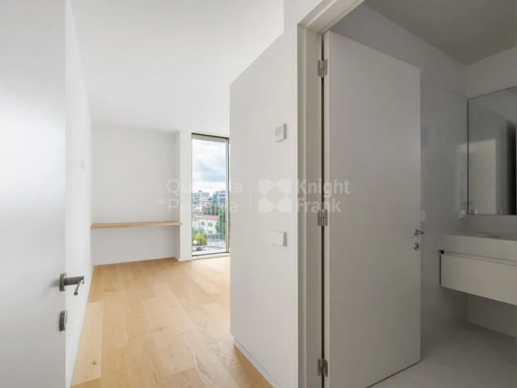 Entrée - Luxury Apartment with Golden Frames in Lisbon