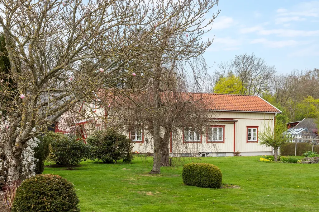 Aed - 1900s Villa with Garden in Veddige
