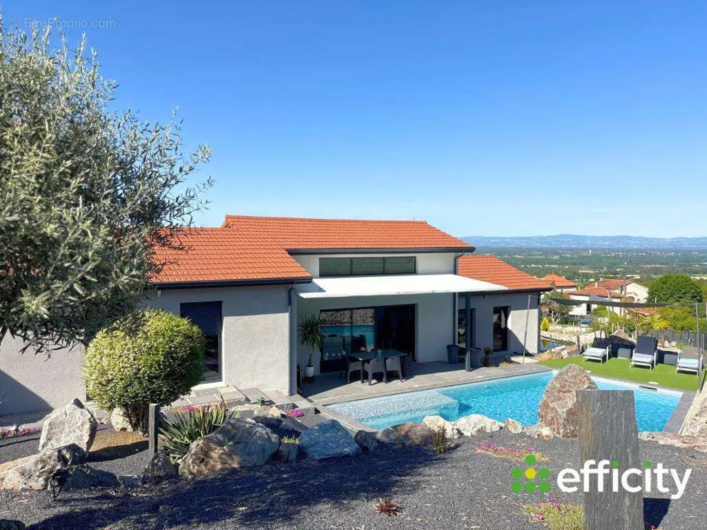 Piscine - Villa Contemporaine avec Piscine à Montbrison