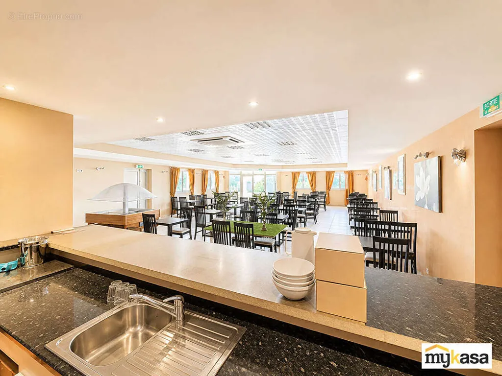Söögituba - Mixed-Use Property with Garden in Istres