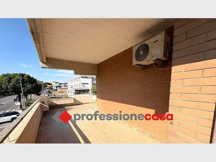 Balcone - Appartamento con doppia esposizione e terrazzo a Pomezia