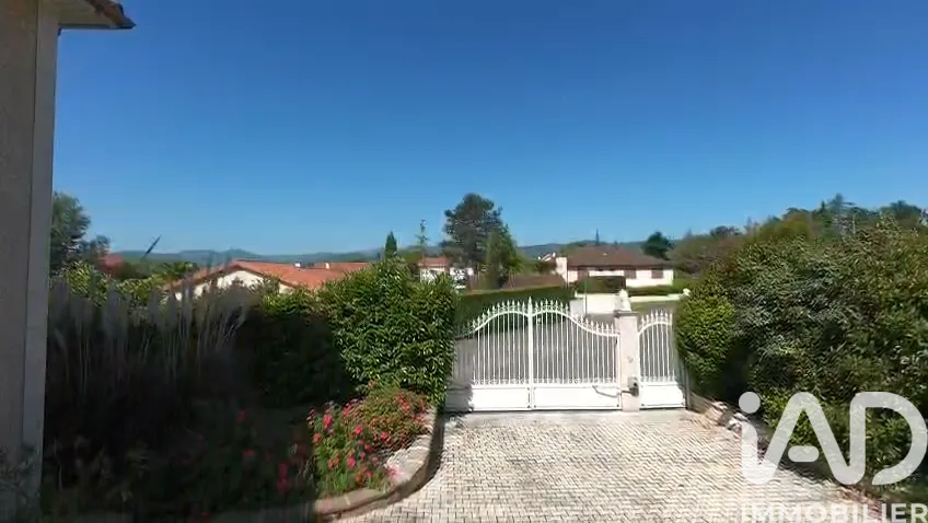Extérieur - Villa Familiale avec Piscine à Grézieu-la-Varenne