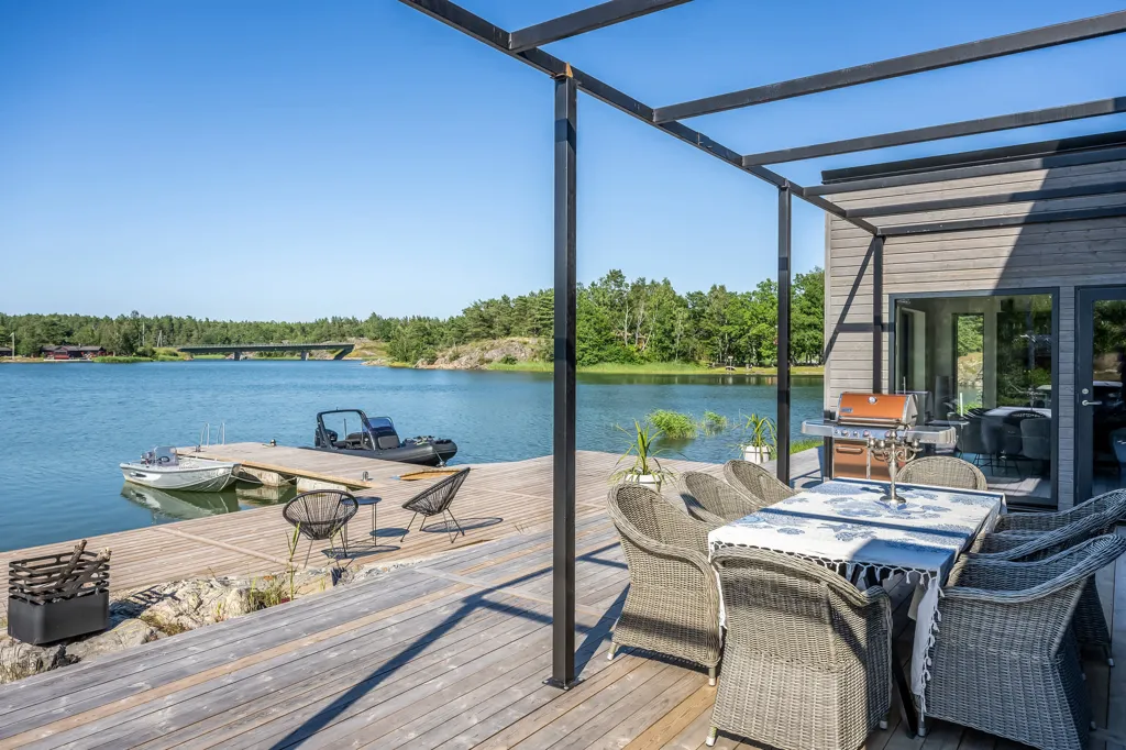 Terrass - Modern Seafront Villa in Söderköping