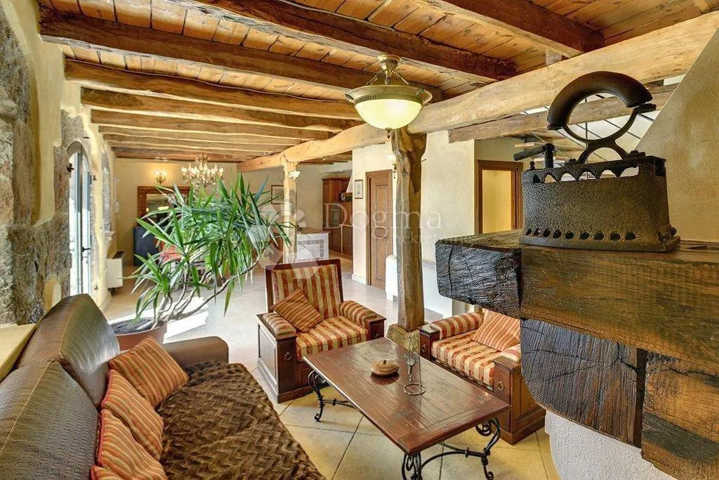 Séjour - Historic Stone House with Pool in Lupoglav