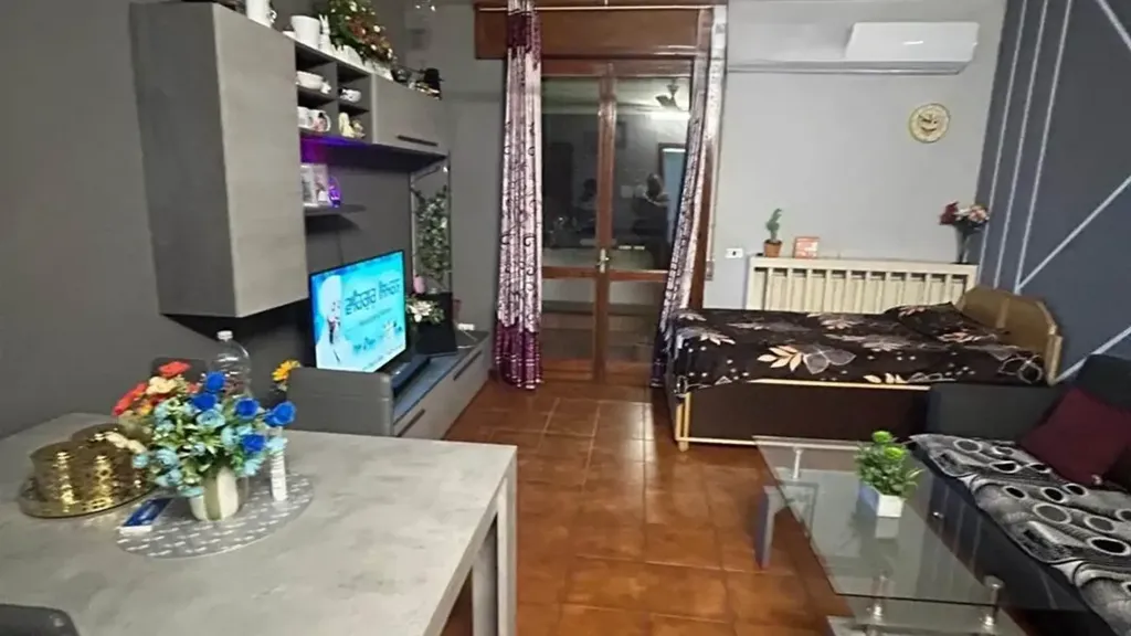 Soggiorno - 5-Room Apartment with Balcony in Suzzara