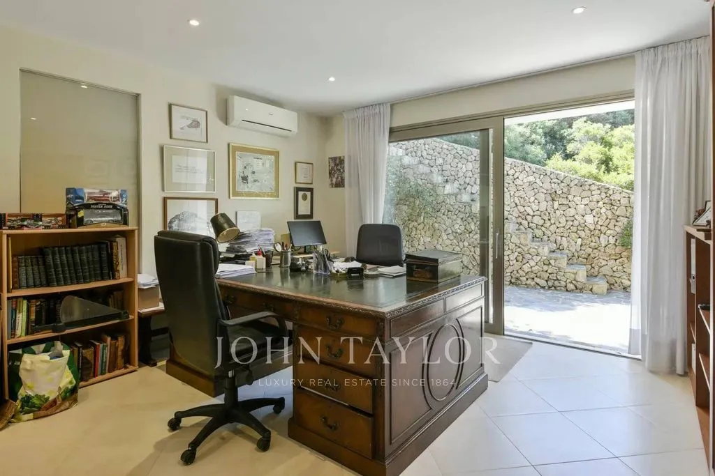 Kabinet - Luxury Villa with Private Moorings in Cala Llonga