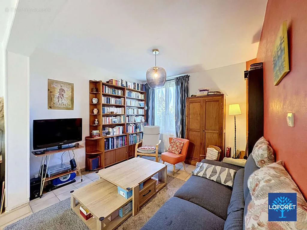 Living Room - 5-Piece House with Garden in Caen
