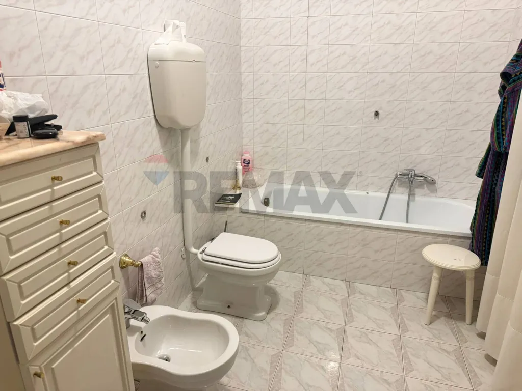 Bathrooms - Villa with 1,200m² Garden in Adria
