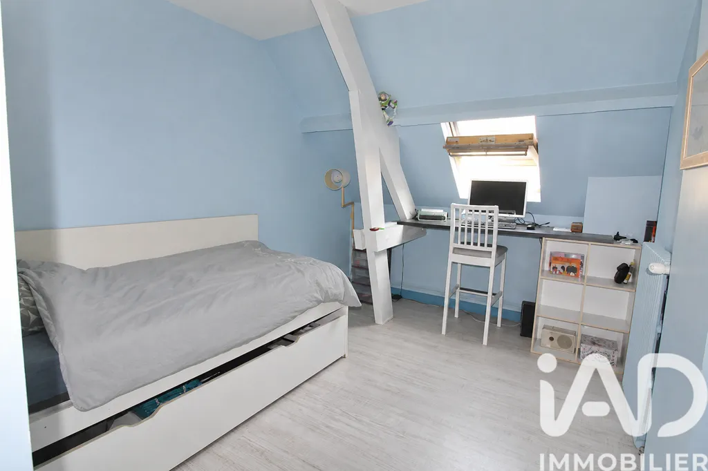 Chambres - Appartement Familial avec Grenier Aménageable au Centre de Lisieux