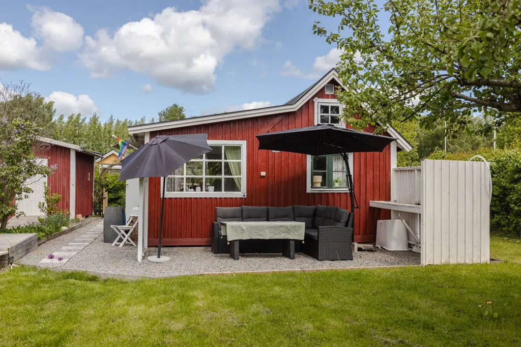 Aed - Cottage with Garden on Corner Plot in Allmänning