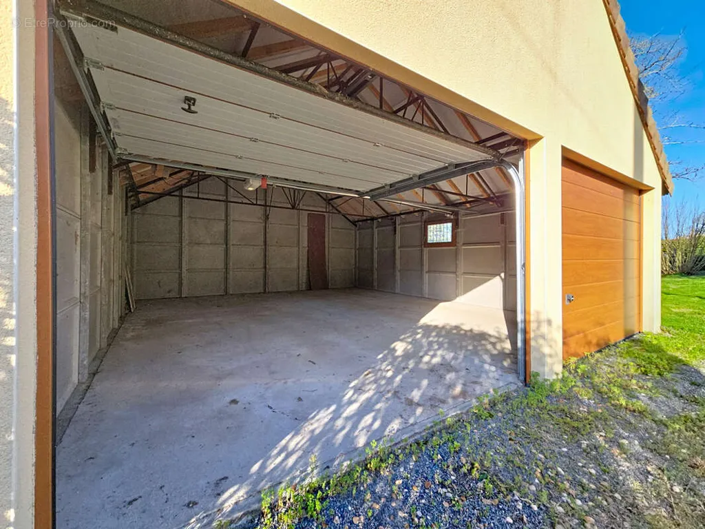 Garage - Maison de campagne avec vue sur la campagne à Sancerrois