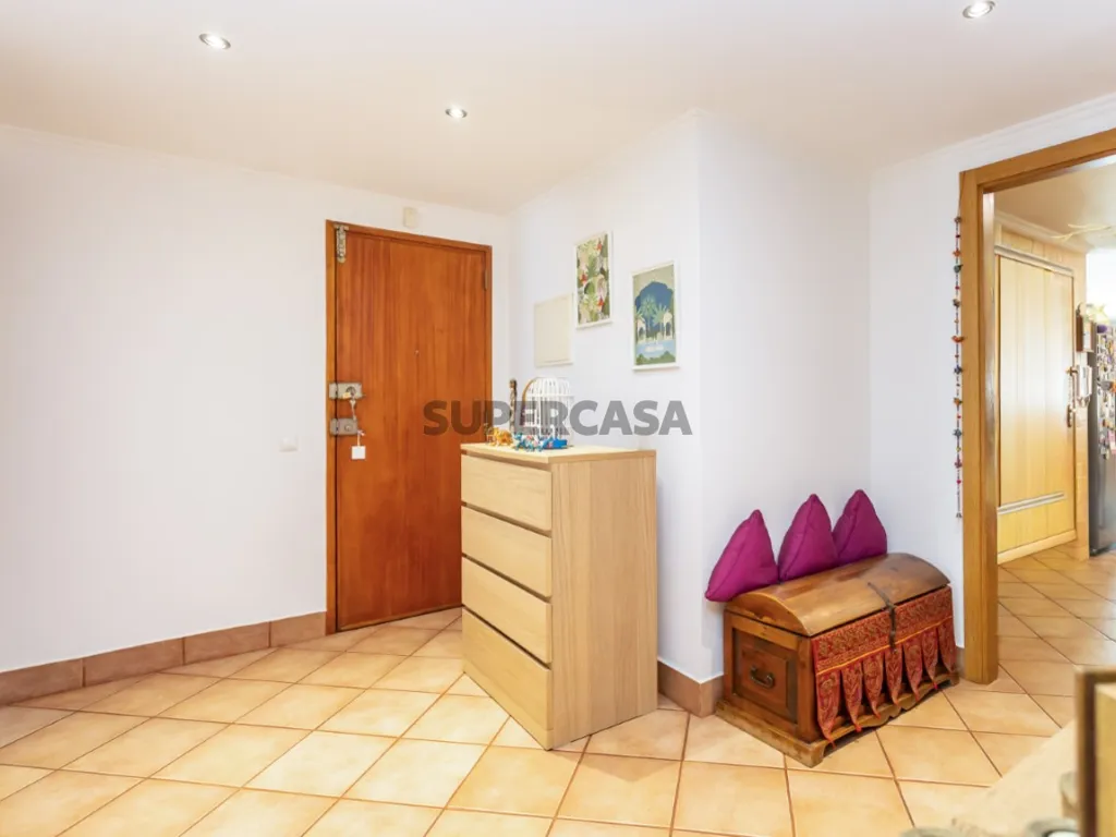 Esik - Open-Plan Apartment with River View in Almada