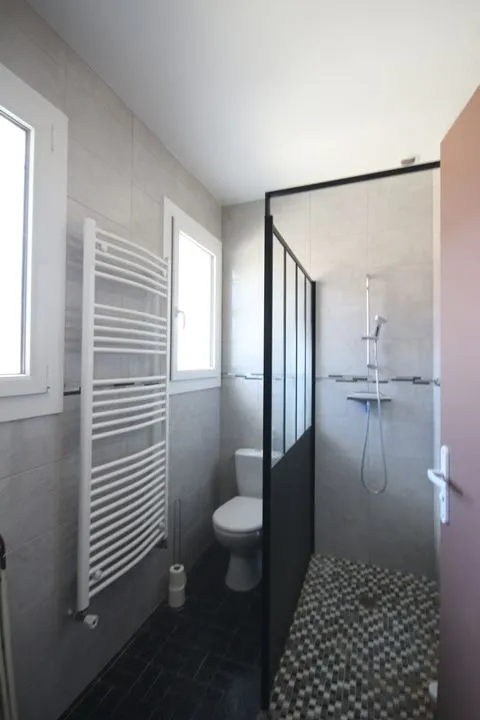 Salles de bain - Maison Spacieuse avec Jardin à Pau