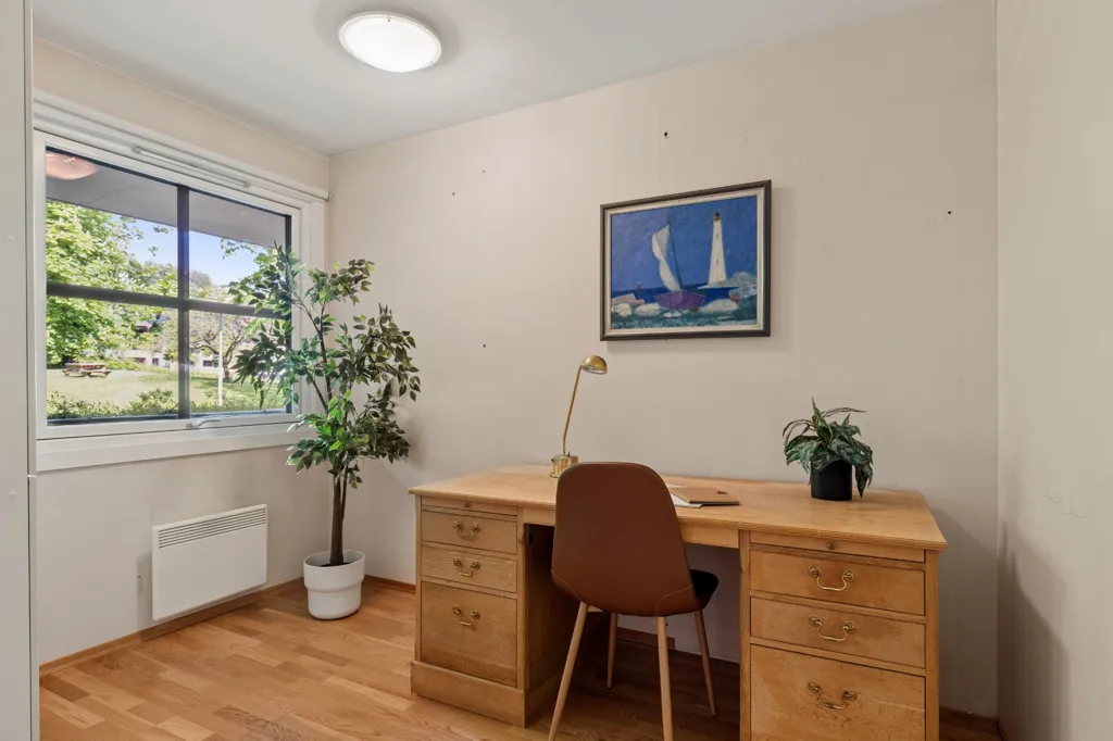 Bureau - 4-Bed Apartment with Balconies in Sandvika