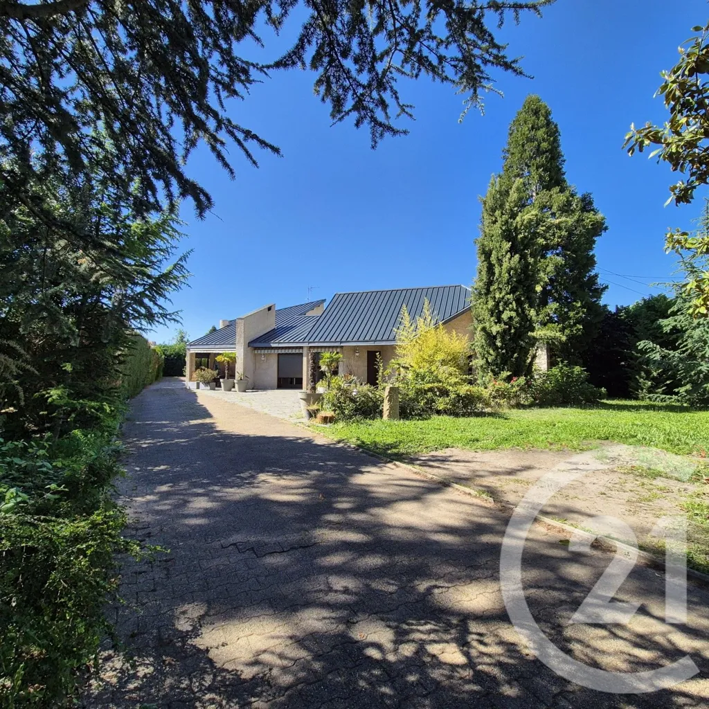 Välivaade - Architectural House with Garden in Roanne
