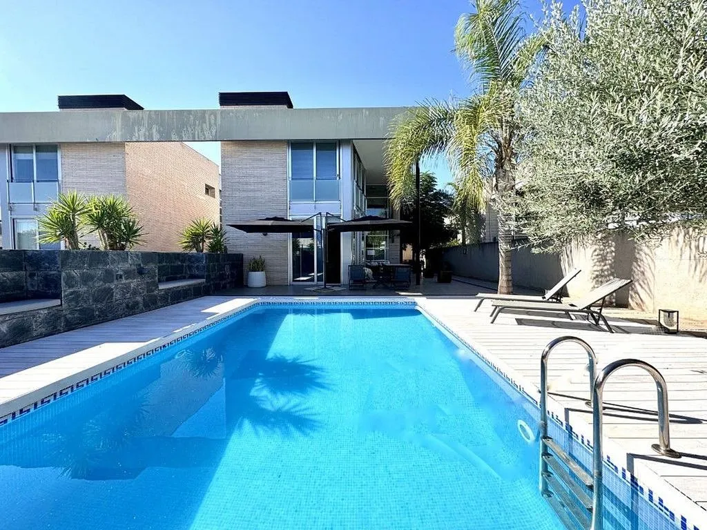Bassein - Villa with Pool in Residential Area