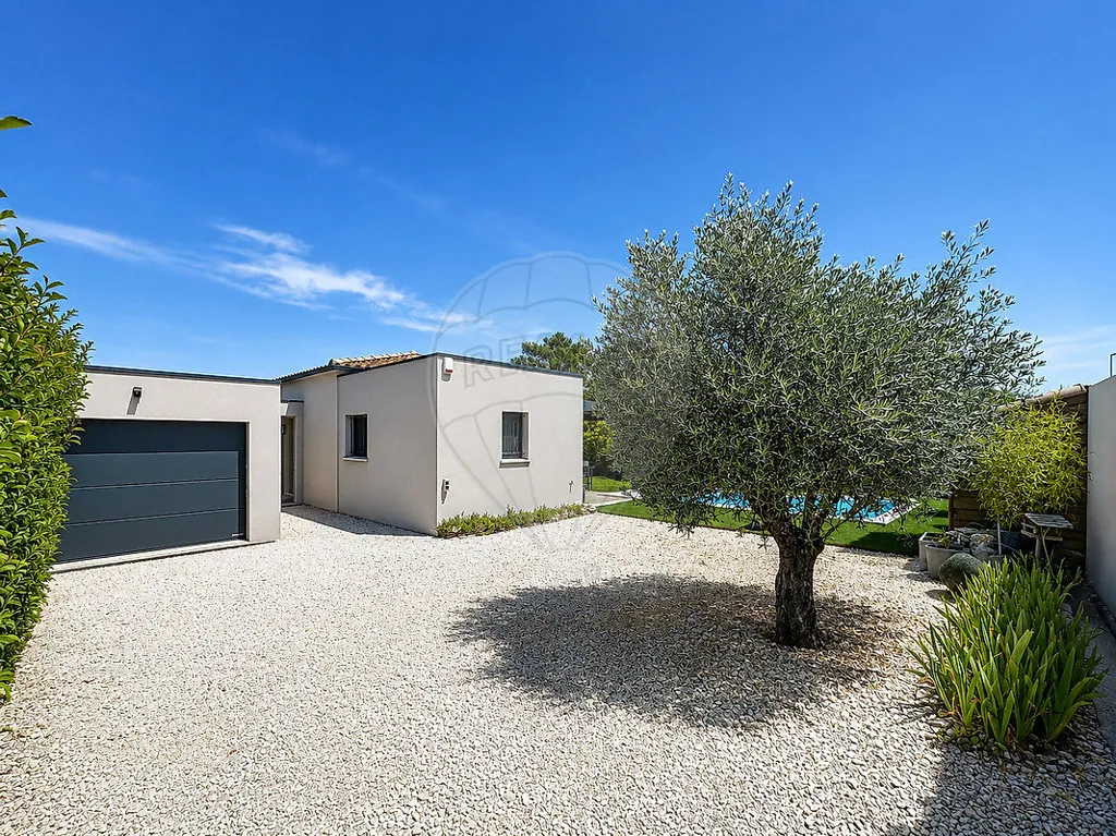 Extérieur - Villa Contemporaine avec Piscine à Proximité des Commodités