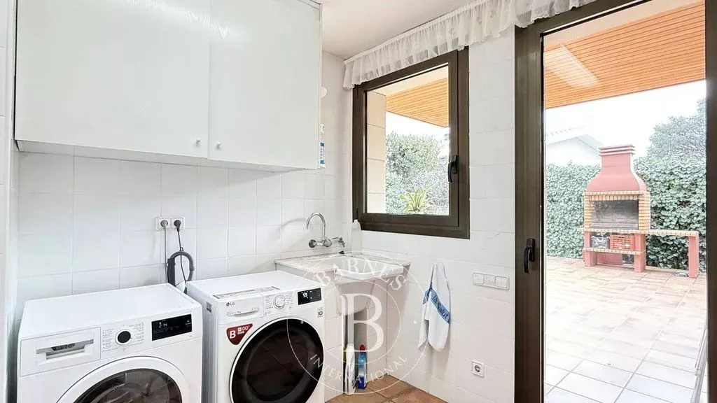 Pesuköök - Luxury Villa with Pool in El Masnou