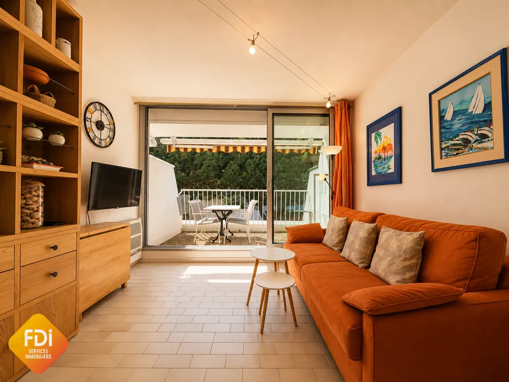 Living Room - Studio with West View in Le Grau-du-Roi