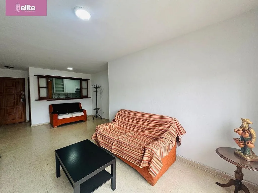 Soggiorno - Four-Bedroom Flat with Lift in West District