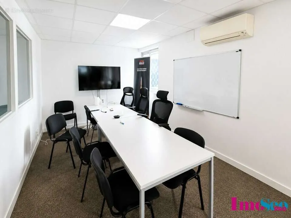 Bureau - Entrepôt Industriel avec Bureaux au Haillan