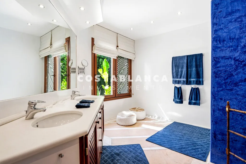 Salles de bain - First Line Villa with Sea Views in Altea Hills