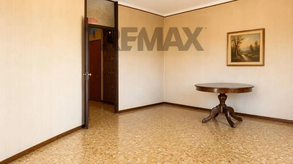 Ingresso - Triplex with Box in San Martino, Novara
