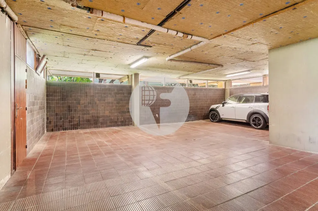 Garage - Spacious Flat with Terrace in Exclusive Barcelona