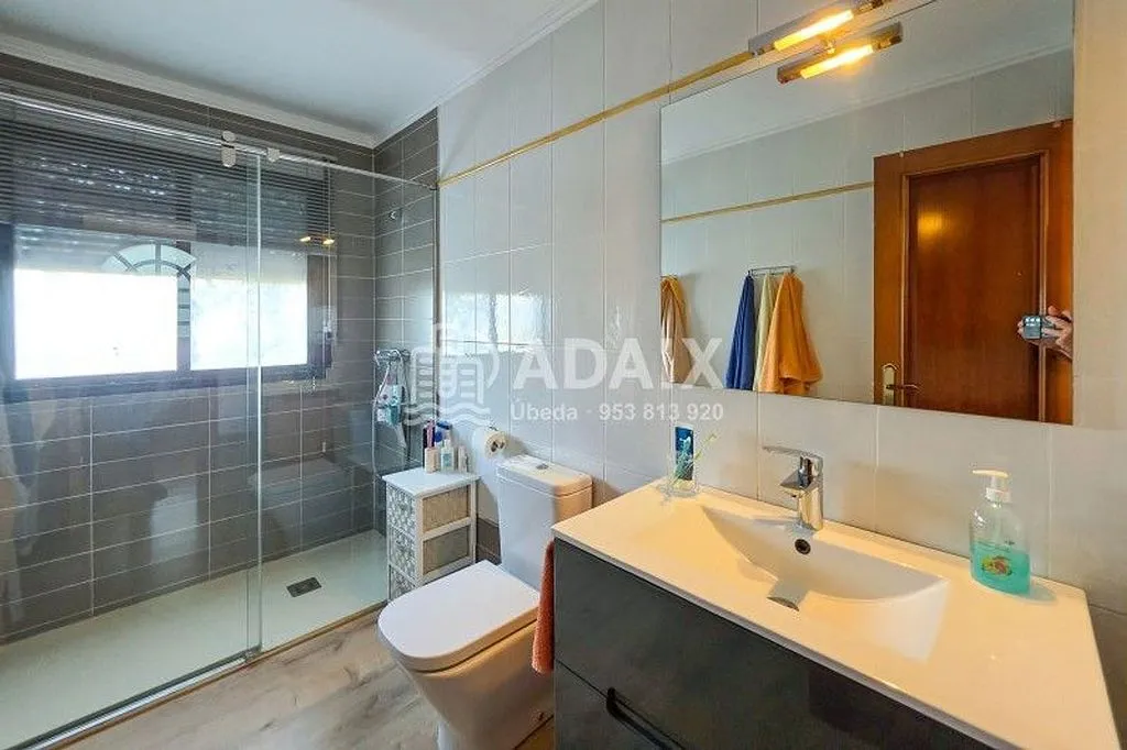 Bathrooms - Chalet with Pool in Baeza, Jaén