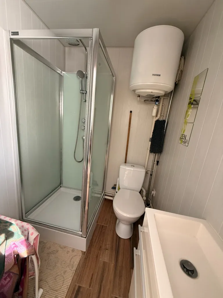 Salles de bain - Studio Rénové avec Parking à Guéret Centre-Ville