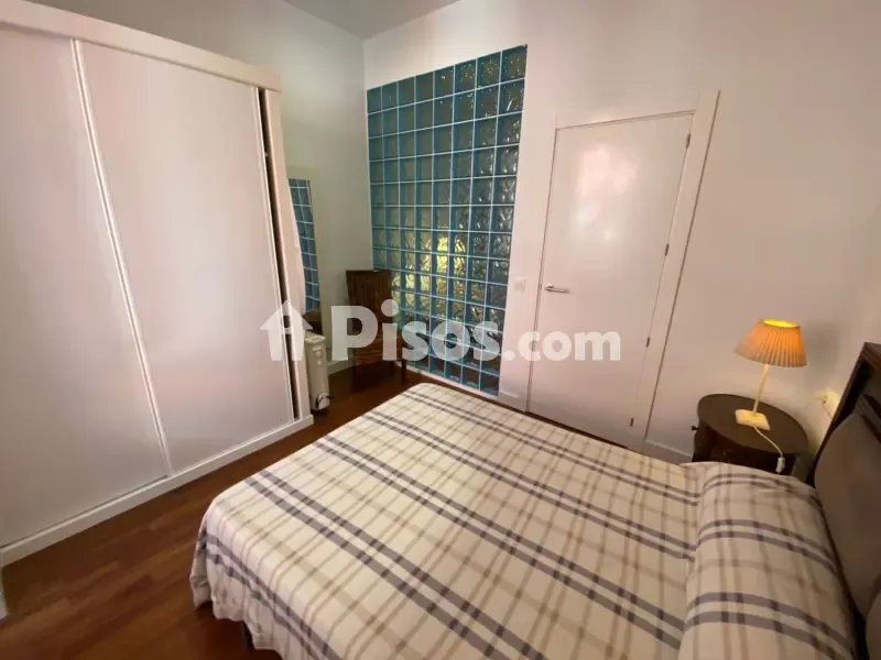 Magamistoad - Ample 1-Bedroom Apartment with Balcony in Old Town