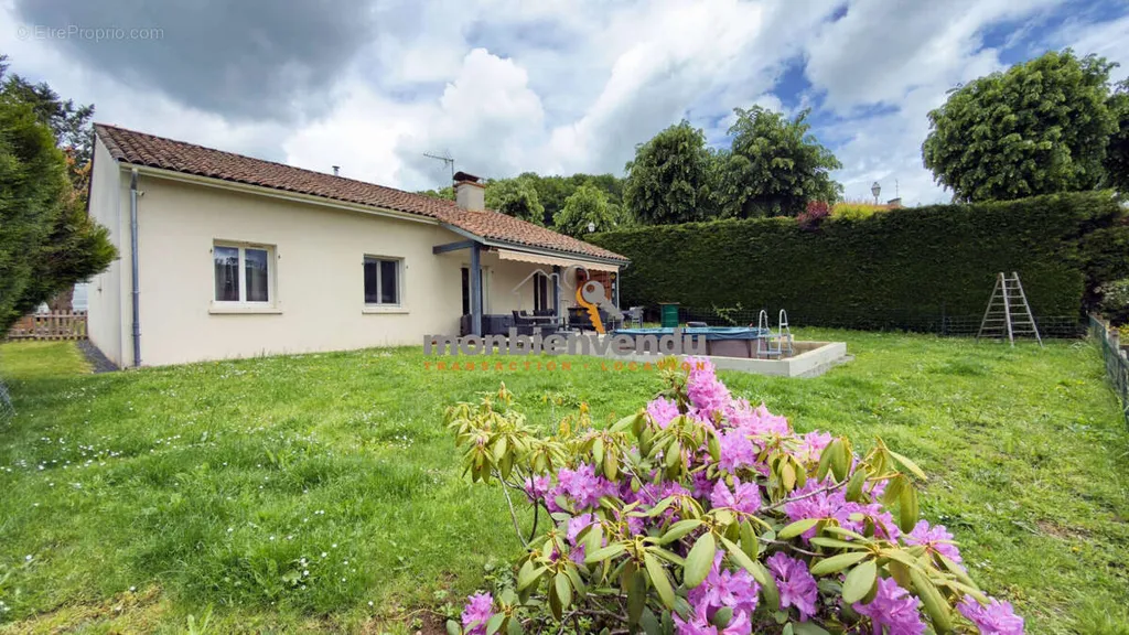 Jardin - Maison avec Piscine et Terrasse à Reilhac