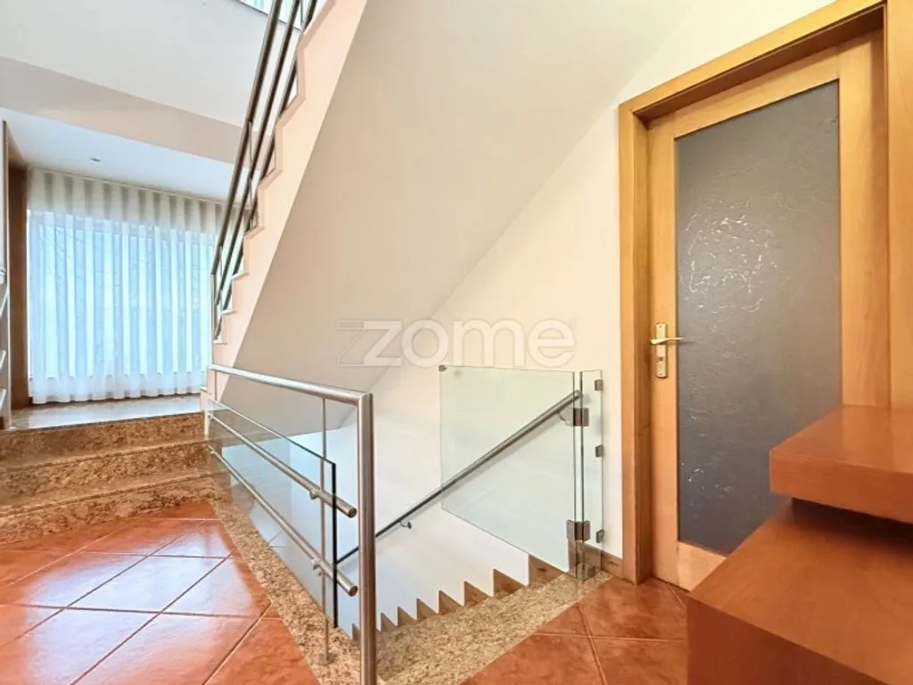 Toad - Luxury House with Garage in Brito, Guimarães
