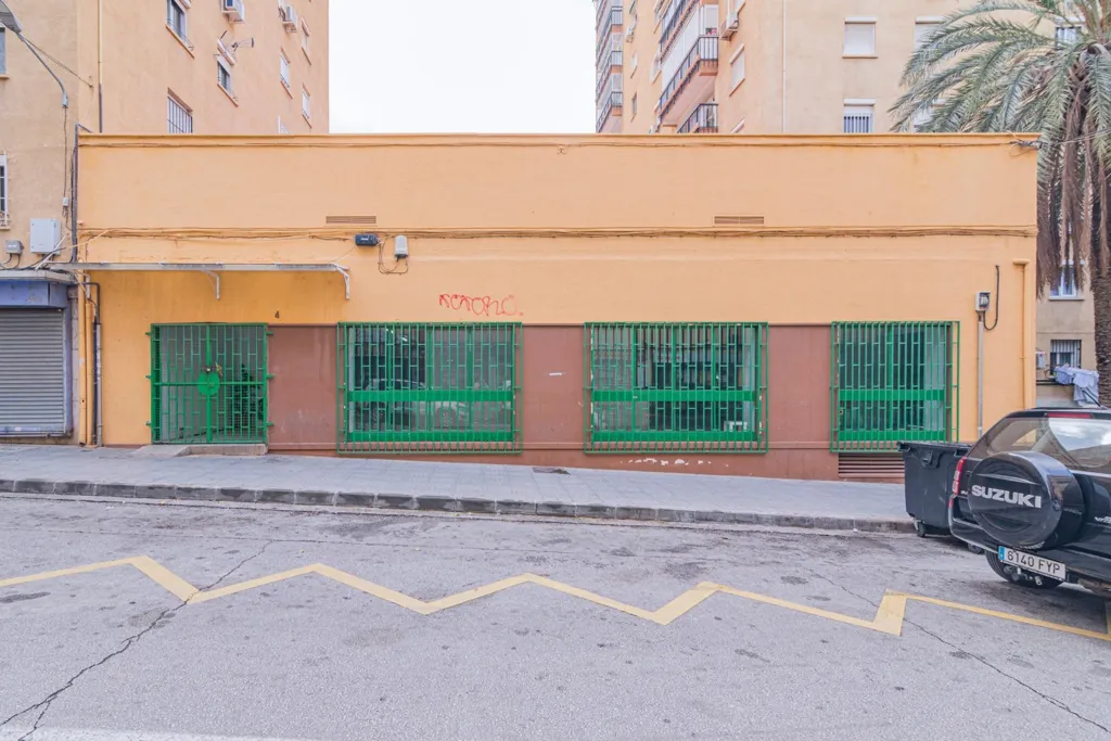 Extérieur - Edified Plot with Market in Málaga