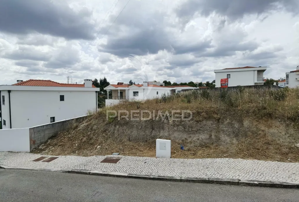 Giardino - Urban Plot with Utilities in Alcanena
