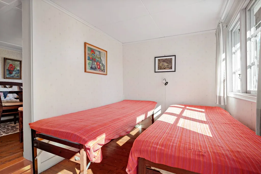 Magamistoad - Traditional Cottage by Lake in Hillared