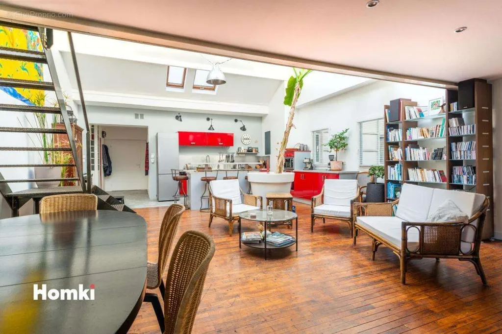 Séjour - Loft Rénové avec Cuisine Américaine à Nantes