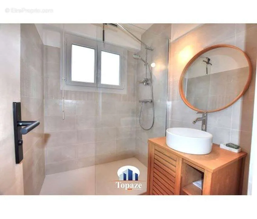 Salles de bain - Murs Commerciaux avec Balcon à Fréjus