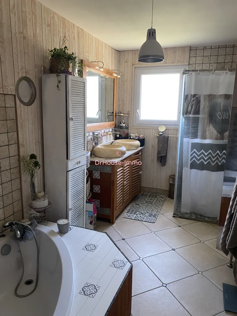 Salles de bain - Maison avec Jardin et Terrasse à Beaumont Saint Cyr